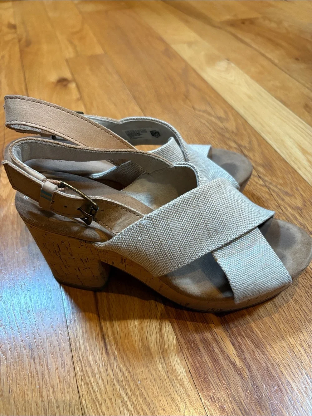 • Toms •